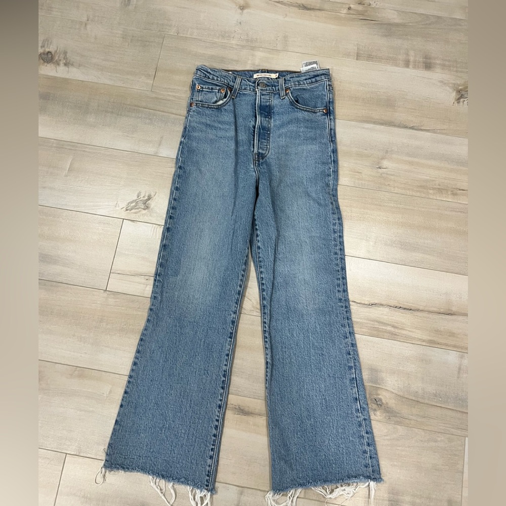Like new Levi’s cropped wide leg jeans